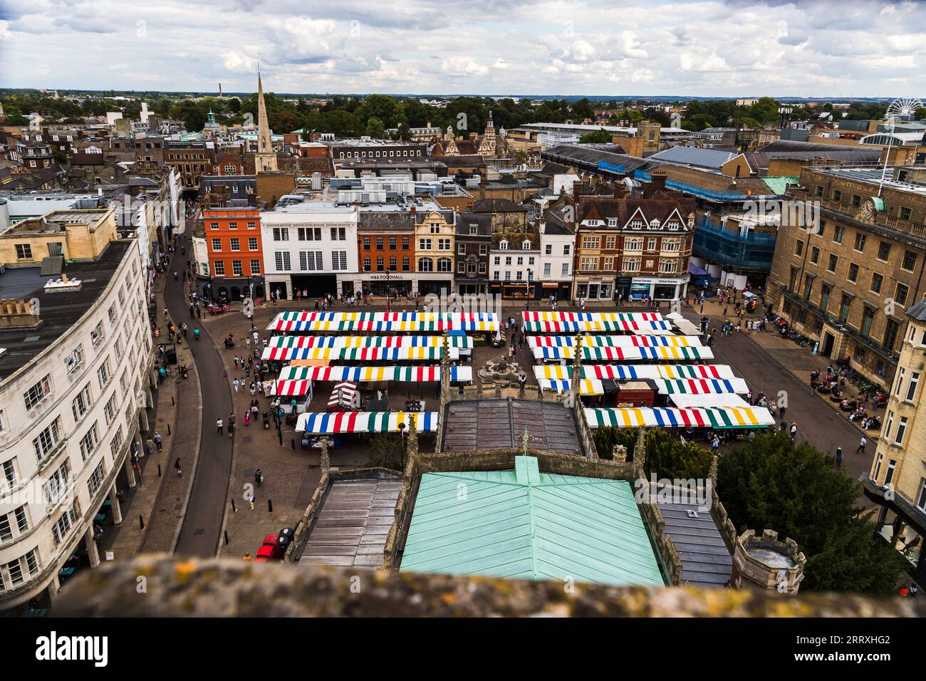 Blick auf den Cambridge Market Place vom Turm der Great St. Mary`s Church, auch bekannt als University Church, nahm am 15. August 2023 an. Stockfoto